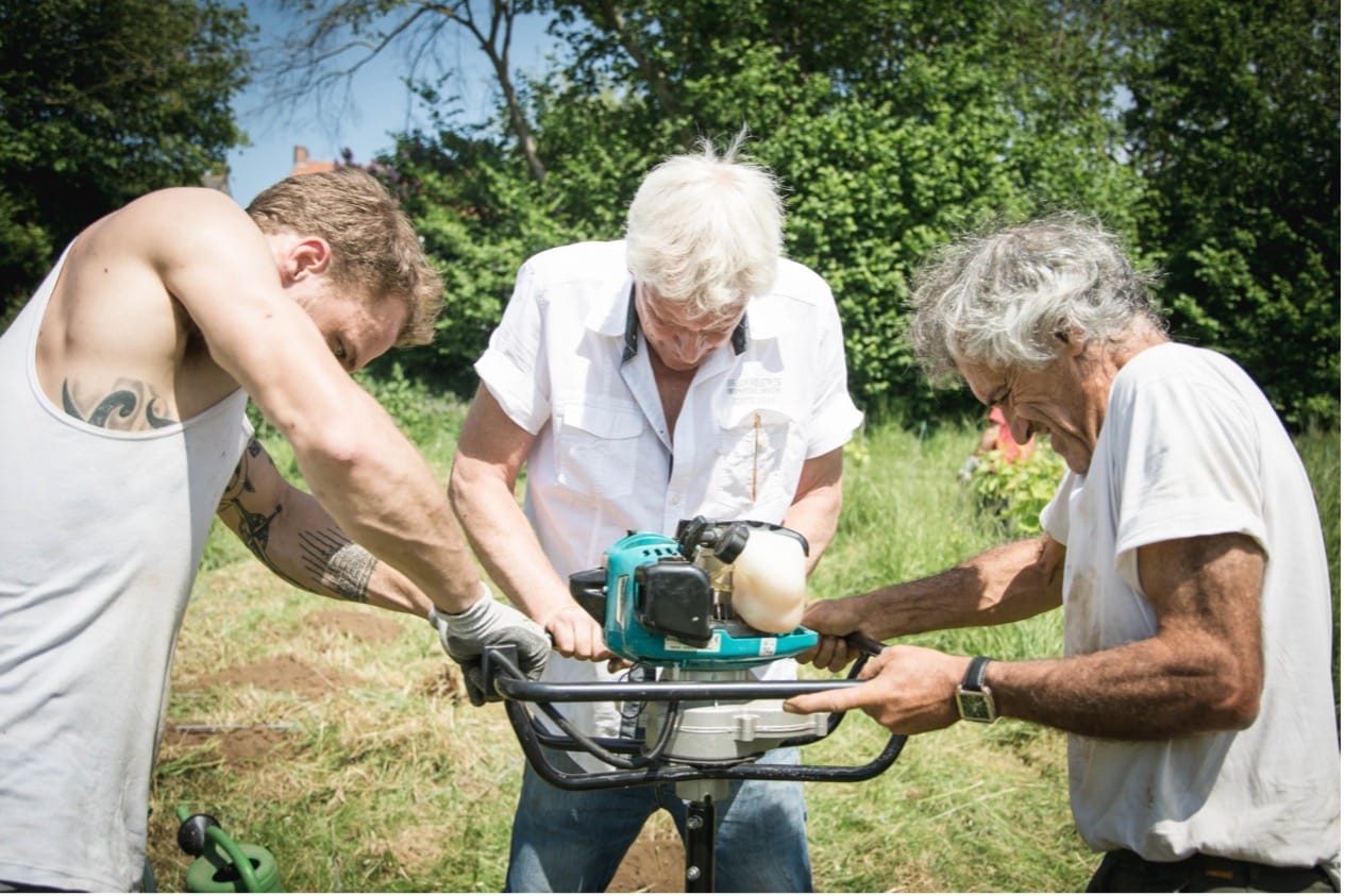 Plantation des vignes à la tarière